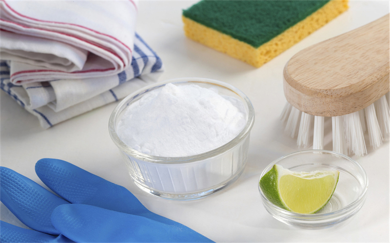 Sử dụng chanh tươi và muối làm sạch kính