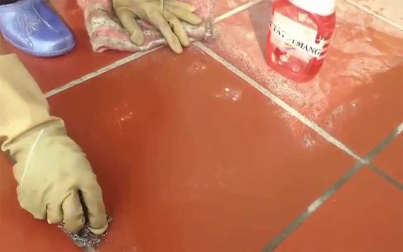 Khi sử dụng hóa chất bạn cần sử dụng đúng liều lượng và đeo bao tay